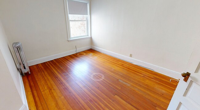 Building Photo - Avl NOW! No Fee! Sunny 3BR on Brighton/Bro...