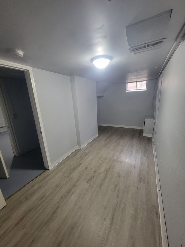 Building Photo - 2 Bedroom / 1.5 Bathroom House with Garage