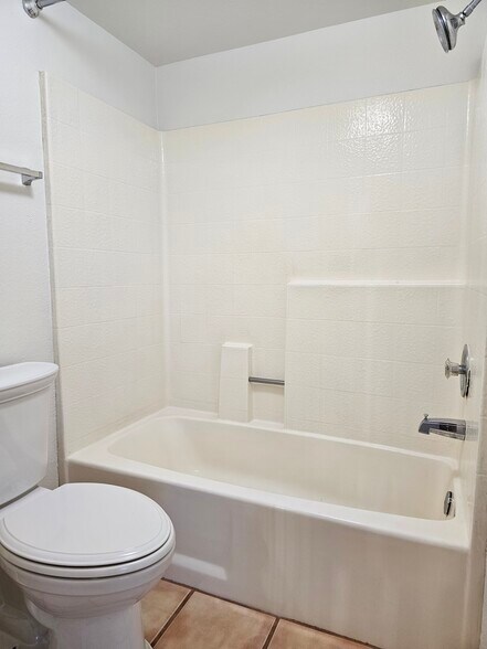 Building Photo - 611 W 13th St