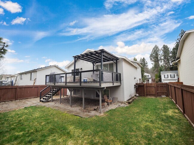 Building Photo - Bright & Comfortable 3 Bedroom Home (Furnished)