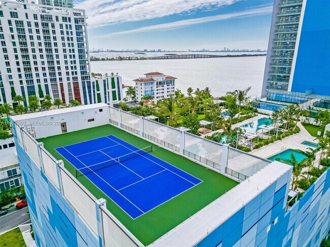 Building Photo - 700 NE 26th Terrace