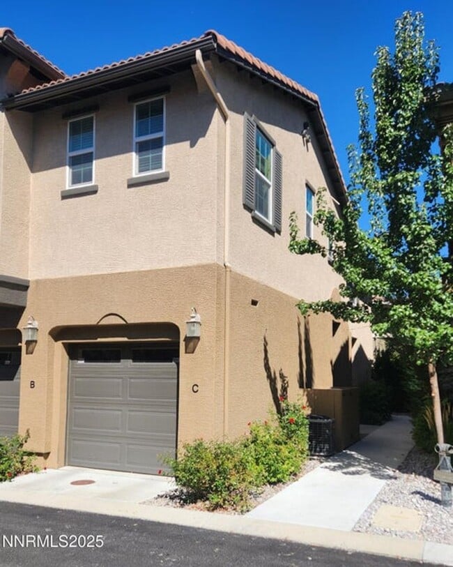 Building Photo - 2 bedroom 2 bathroom 1 car garage townhouse
