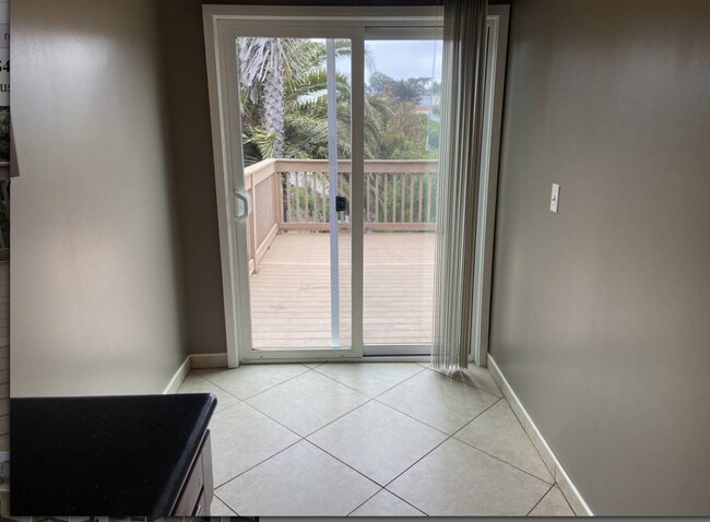 Building Photo - Top Floor Remodeled 2BD/1BA Flat Available Now!