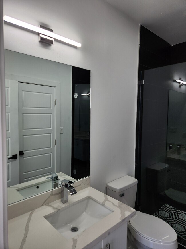 Building Photo - 706 W Seminole Ave