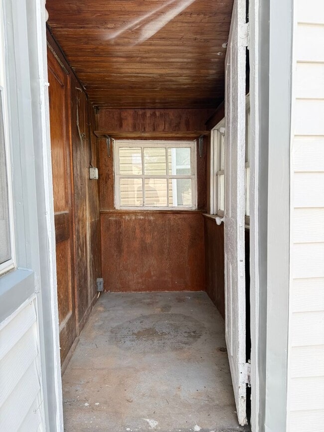 Building Photo - Spacious 3 bedroom 1 Bathroom Home in Manh...