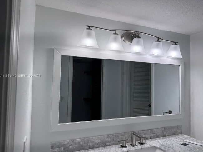 Building Photo - 5917 Vía Vermilya