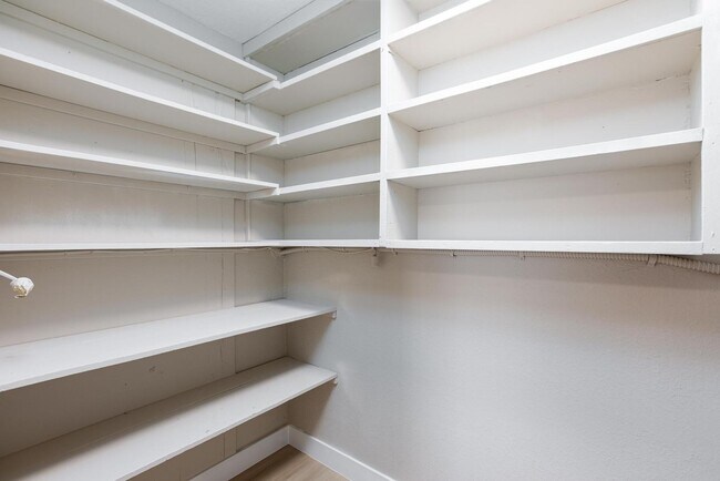 Building Photo - Spacious 4 bedroom, 2 bathroom home located in North Las Vegas