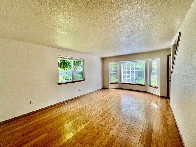 Building Photo - Spacious 4 BD + Den