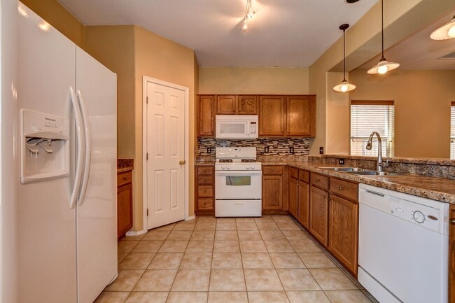 Building Photo - Beautiful 2 bed + den, 2 bath townhome in ...