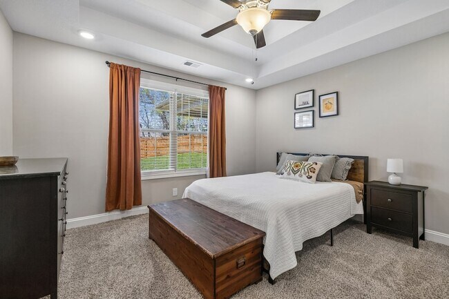 Building Photo - 833 Lutz Ln