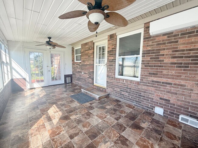Building Photo - Pet-Friendly 3-Bedroom Home with Fenced Yard, Sun Room & Utilities Included