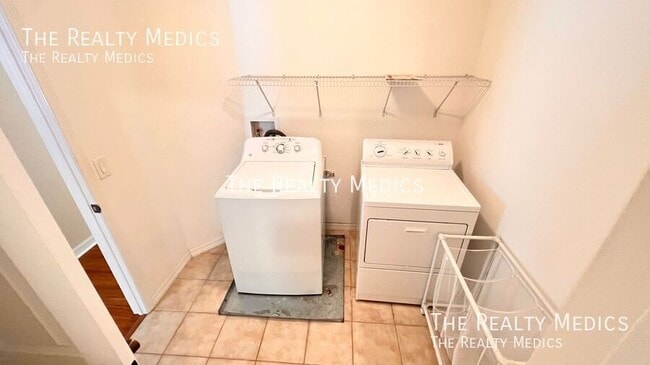 Building Photo - 3658 Oakdale Cir