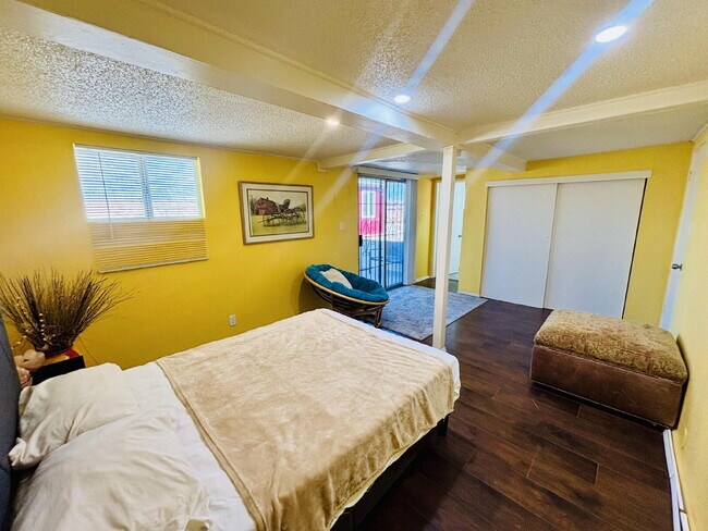 Building Photo - 4 bedrooms, 2 kitchens, 2.5 bathrooms, lau...