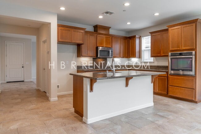 Building Photo - South Tracy 4-Bed Home with First-Floor Bedroom