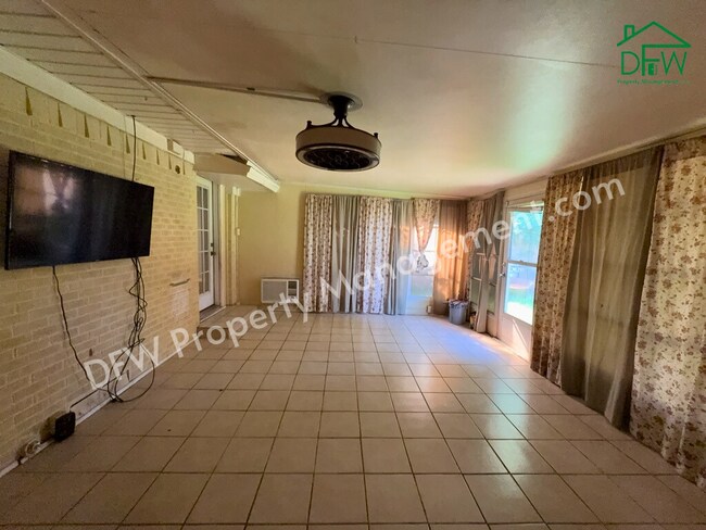 Building Photo - Charming 3-Bedroom Home with Sunroom & Spacious Backyard in Irving!