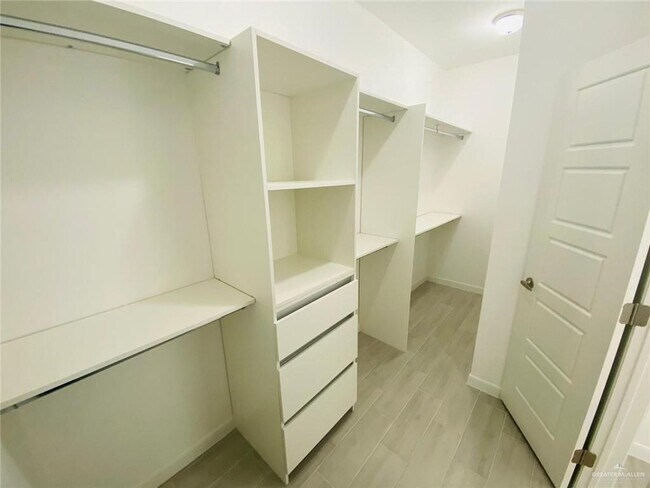 Building Photo - 1621 W Smt Dr
