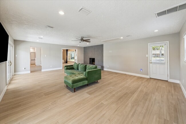 Building Photo - 205 W Bayou Dr