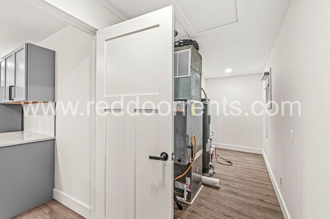 Building Photo - Stylish 3-Bed, 2-Bath Home Minutes from Do...