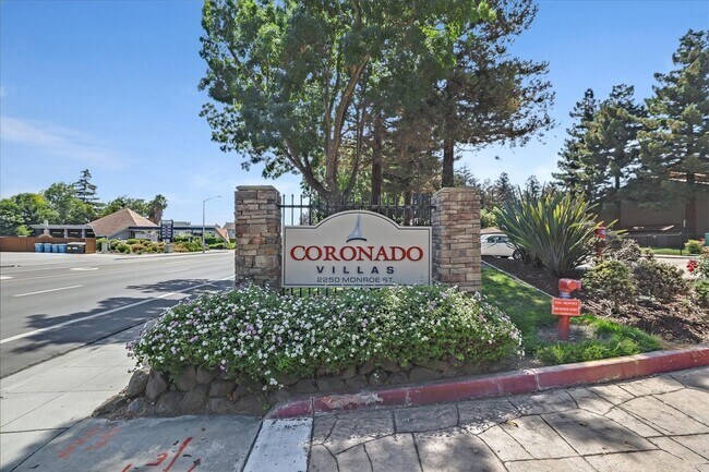 Building Photo - 2 Bedroom, 1 Bath, Upstairs Condo in the C...