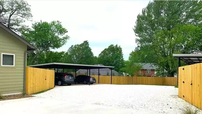 Building Photo - New construction in the heart of East Fayetteville!