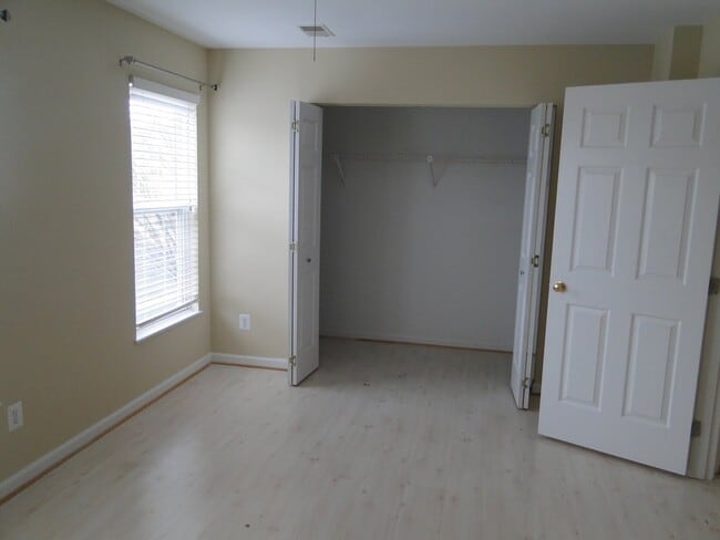 Building Photo - 2 bedroom Town Home 1.5 bath