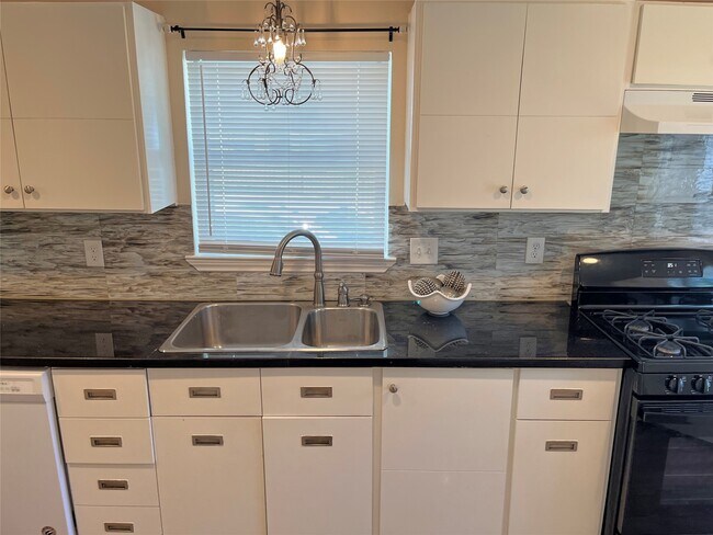 Building Photo - 104 N Eastwood St