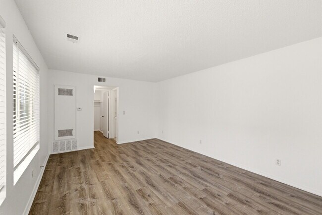 Building Photo - Beautiful Totally Remodeled Studio Home - Available Immediately!