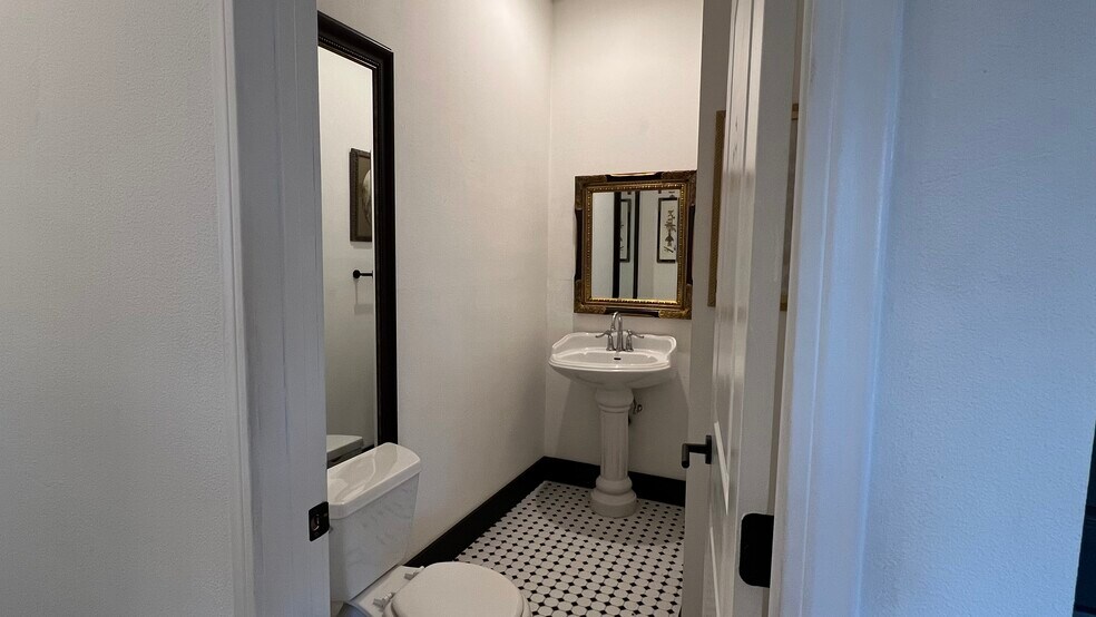 Building Photo - 17858 Sidwell St