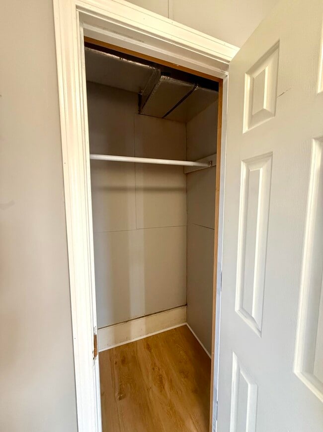 Building Photo - 927 E Mt Vernon St