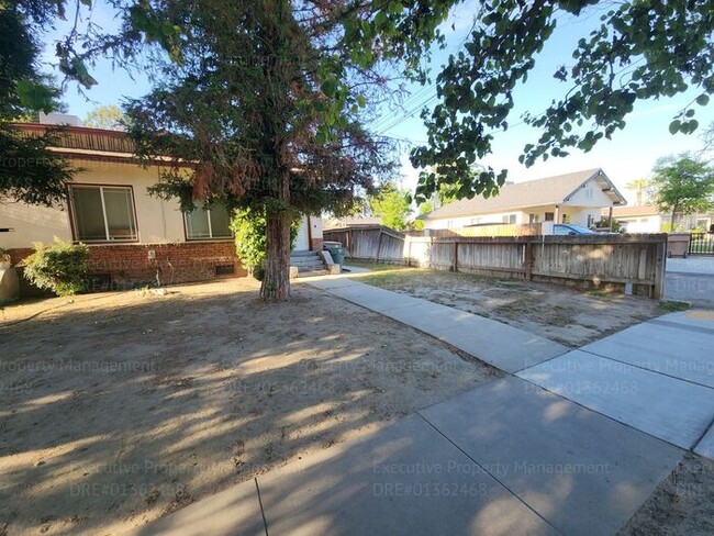 Building Photo - Move in ready. 3 bedrooms/ 1.5 bath, yard,...