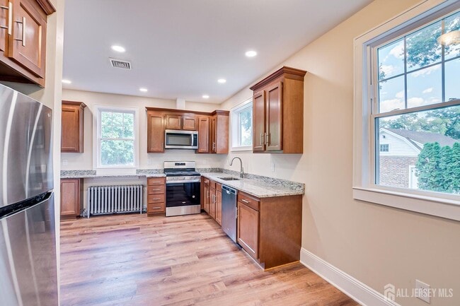 Building Photo - 338 Buckelew Ave