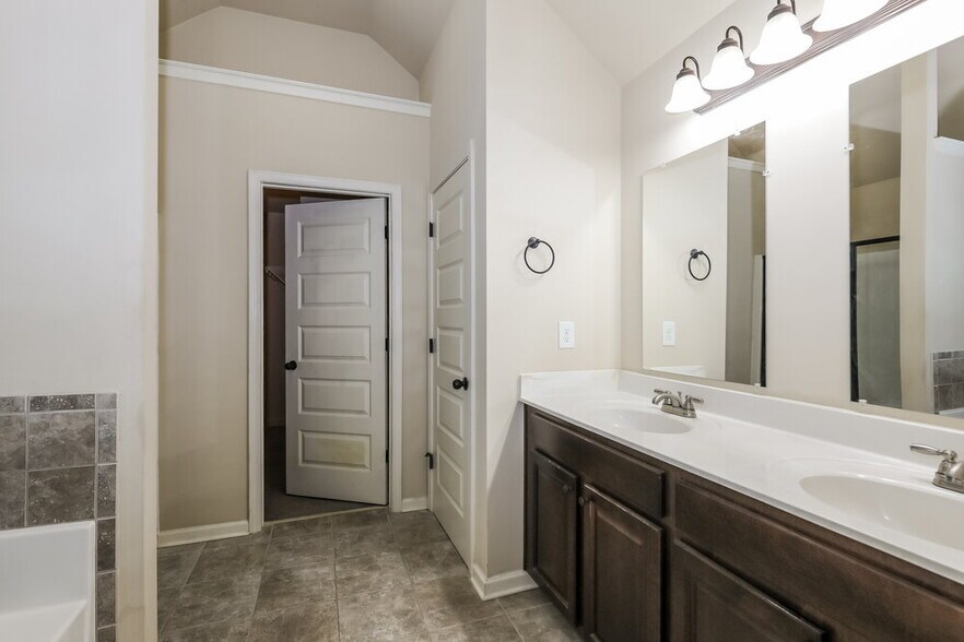 Building Photo - 576 Camano Way