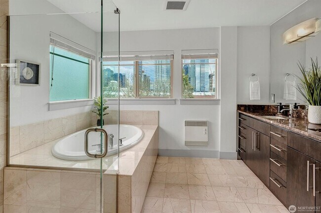 Building Photo - 3Bd/2Ba Bellevue Condo