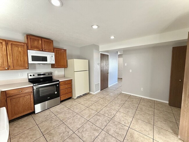 Building Photo - 3 Bedroom Townhome Available March 1