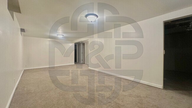 Building Photo - 3039 S Glenn Ave