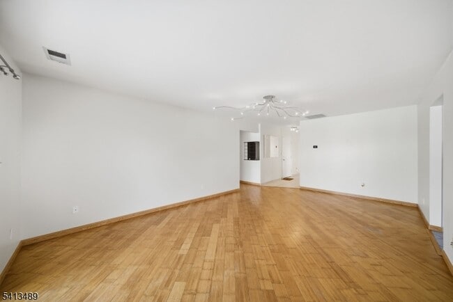 Building Photo - 8 Jennifer Dr