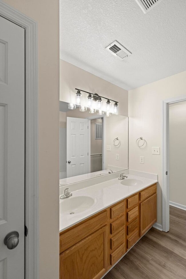 Building Photo - Adorable townhome with beautiful upgrades!