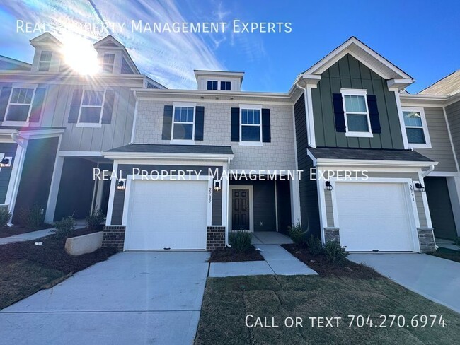 Building Photo - Beautiful 3BR/2.5BA Townhouse in Concord!