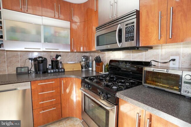 Building Photo - 201 White Pine Ct