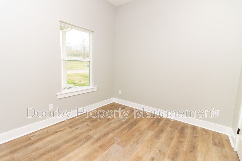 Building Photo - 905 W 39th St