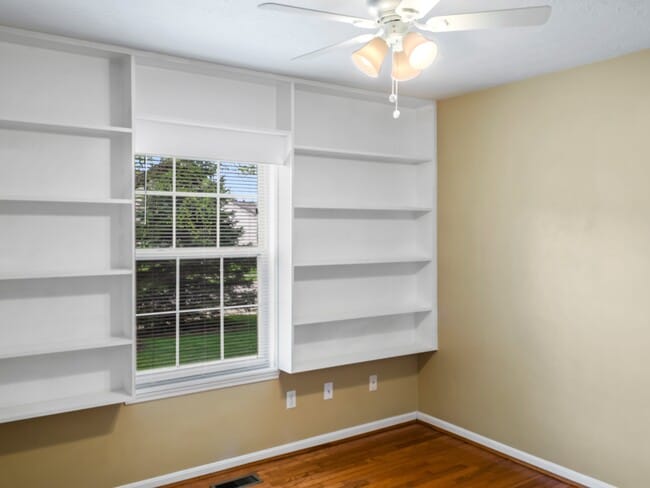 Building Photo - 672 E Lake Ln