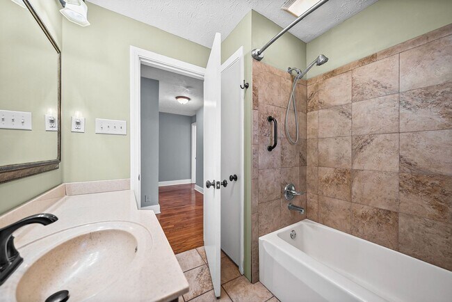 Building Photo - Renovated 3 Bedroom Pet Friendly Home For Rent!