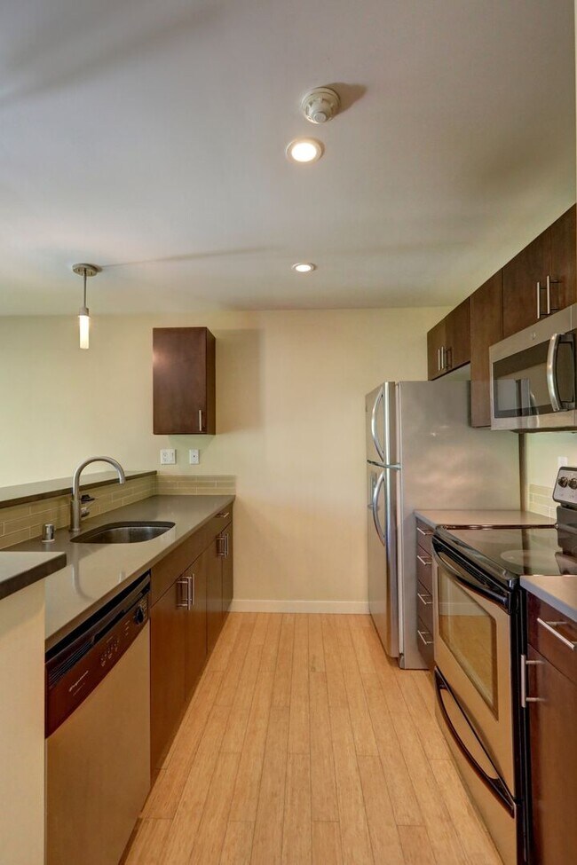 Building Photo - Beautiful Top Floor 1BR 1BA Condo in The B...