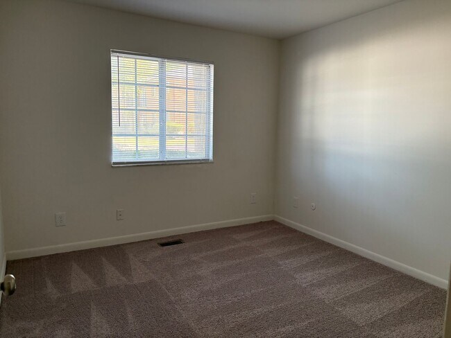 Building Photo - Spacious 3 bedroom 2 bath