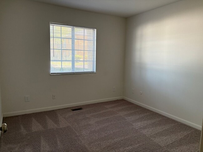 Building Photo - UNIQUE 3 BEDROOM 2 FULL BATH W/FREE STORAG...