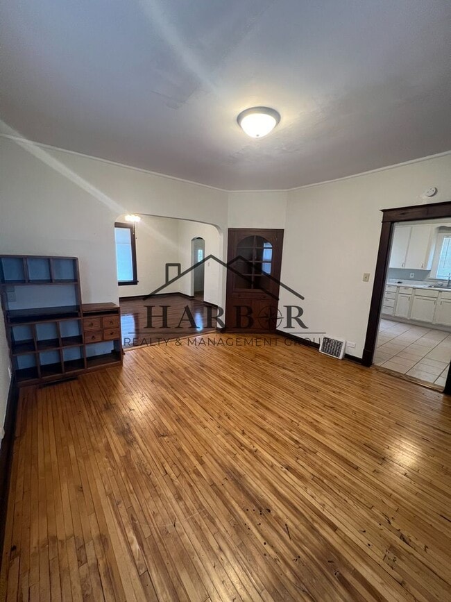 Building Photo - Family-Friendly 3 Bedroom Home with Large ...