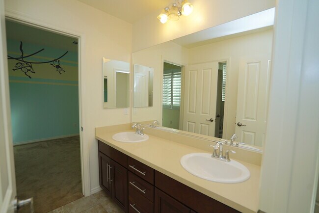 Building Photo - River Village 4 Bedroom Home in Santa Clarita.