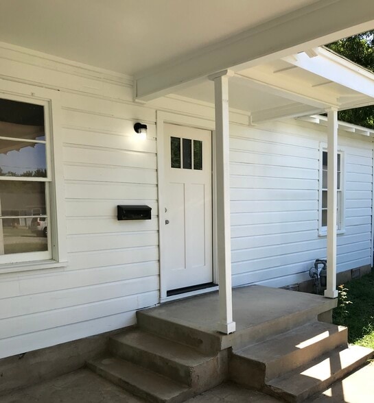 Primary Photo - 4602 Leslie Ave