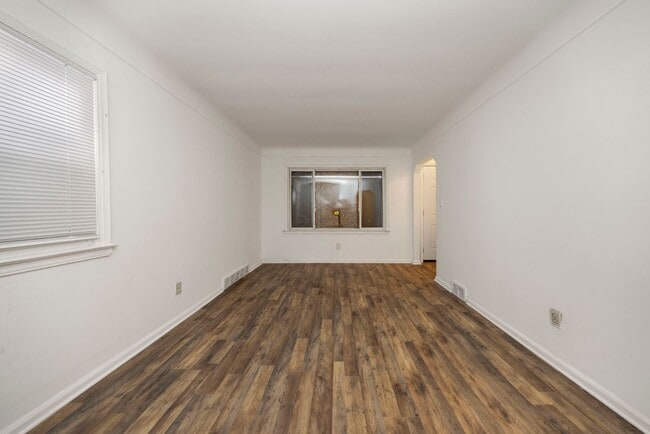 Building Photo - 3 bedroom bungalow $1199/month