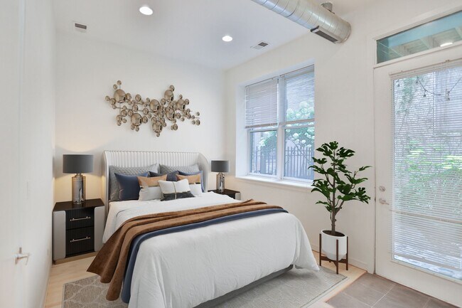 Building Photo - Wicker Park Large Sunny 1 Bedroom. Beautiful Courtyard. Great Location. Laundry/Internet.